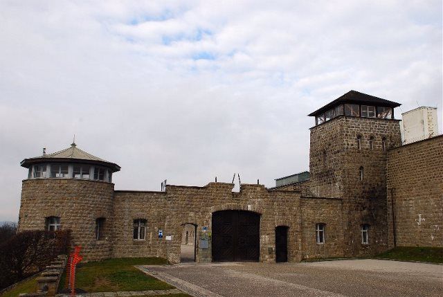 Un documental sigue los pasos de dos sevillanos que murieron en Mauthausen
