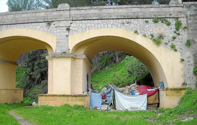 Pronto los jóvenes españoles tendrán que vivir debajo de un puente