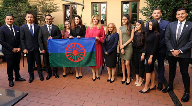 La presidenta del gobierno de Eslovaquia, Zuzana Čaputová, desayuna con estudiantes romaníes