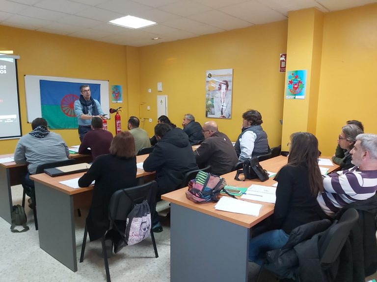 Quince personas completaron el curso de personal de control de acceso organizado por Unión Romaní en Sevilla