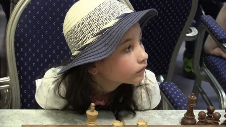 Joven ajedrecista gitana, de 11 años, rompe estereotipos y destaca en Eslovaquia