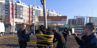 Una familia gitana atada a un poste y pintadas de verde como humillación en Lviv / Twitter