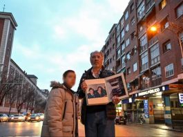 Racismo | Adolfo Salazar y su hijo pequeño, José, sosteniendo una foto de sus difuntos padres. / Okba Mohammad