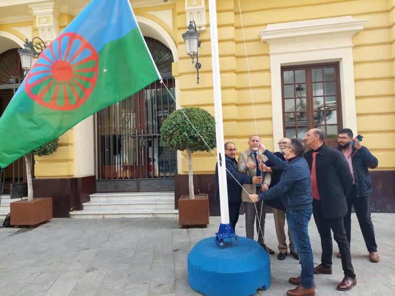 La bandera romaní ondea en la puerta del Ayuntamiento de Chiclana con motivo del Día de los Gitanos Andaluces