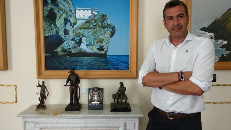 El colectivo gitano reconoce la calidad humana del alcalde de Santoña, Sergio Abascal