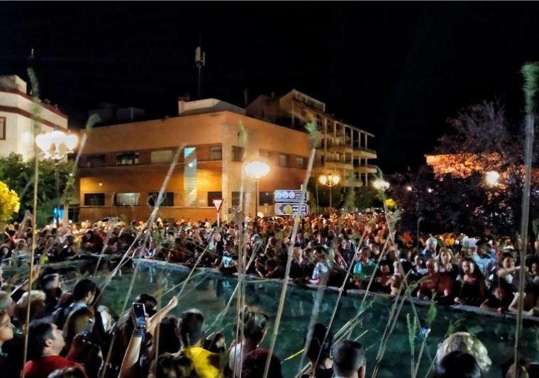 Zafra. La ‘Mojá de la Vara’ congregó a miles de personas en la mágica Noche de San Juan