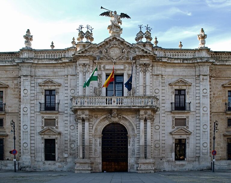 La Universidad de Sevilla reconoce a La Hermandad de Los Gitanos por su labor social y compromiso con el voluntariado universitario